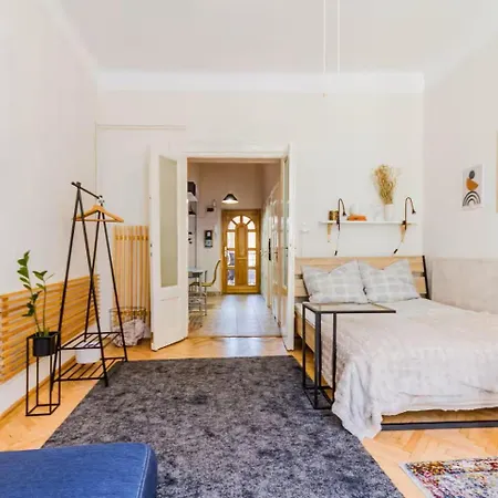 The Golden Corner W Ac&balcony By Nw